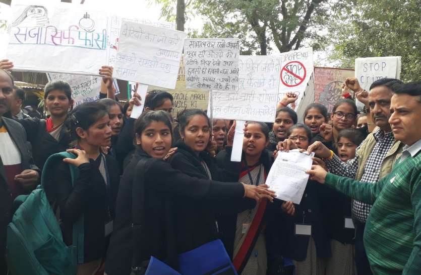 हैदराबाद कांड को लेकर लड़कियोंं में गुस्सा,हैदराबाद कांड को लेकर लड़कियोंं में गुस्सा,हैदराबाद कांड को लेकर लड़कियोंं में गुस्सा बेटियों नेे दिखाया आक्रोश, रैली निकाल,तहसील परिसर में किया विरोध प्रदर्शन