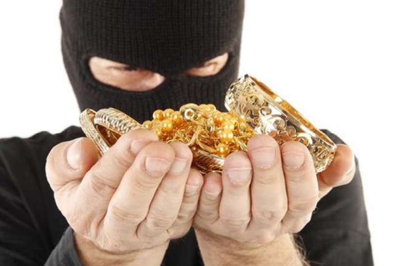 jewellery theft आया था लॉक सुधारने, ले भागा नौ तोला सोना