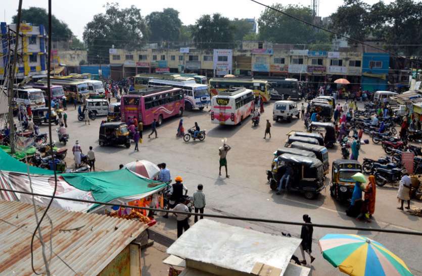 बसें प्लेटफॉर्म पर खड़ी नहीं होती, अनाउंसमेंट भी नहीं होता बसें प्लेटफॉर्म पर खड़ी नहीं होती, अनाउंसमेंट भी नहीं होता