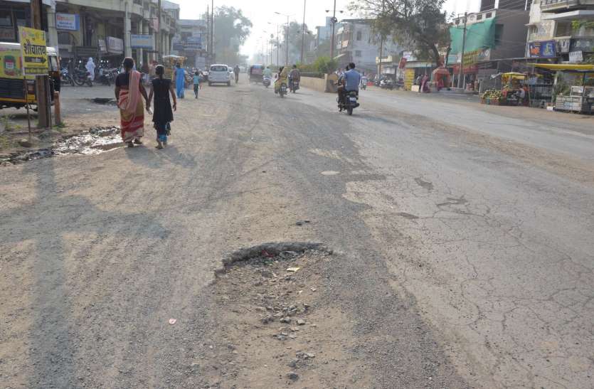 Six fatal pits within a radius of 100 meters, inviting accidents यहां से गुजरने वालों पर मंडरा रहा खतरा, कदम-कदम पर है जोखिम
