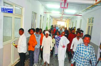 khandwa News अजब अस्पताल- डाक्टर खड़े रहकर करते हैं मरीजों का इलाज