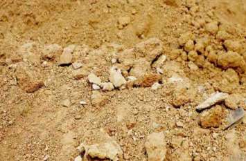 soil becomes poisonous due to decreased nutrients sikar अपने स्वार्थ की खातिर मिट्टी की ले ली जान ! जानिए पूरा मामला