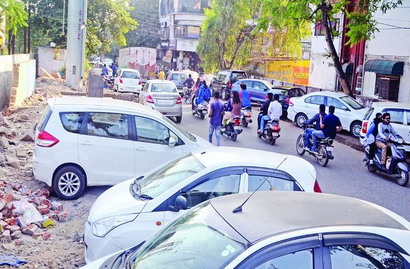 गुमठियां हटाई थीं, पार्किंग व मैकेनिकों की दुकान खुलीं गुमठियां हटाई थीं, पार्किंग व मैकेनिकों की दुकान खुलीं