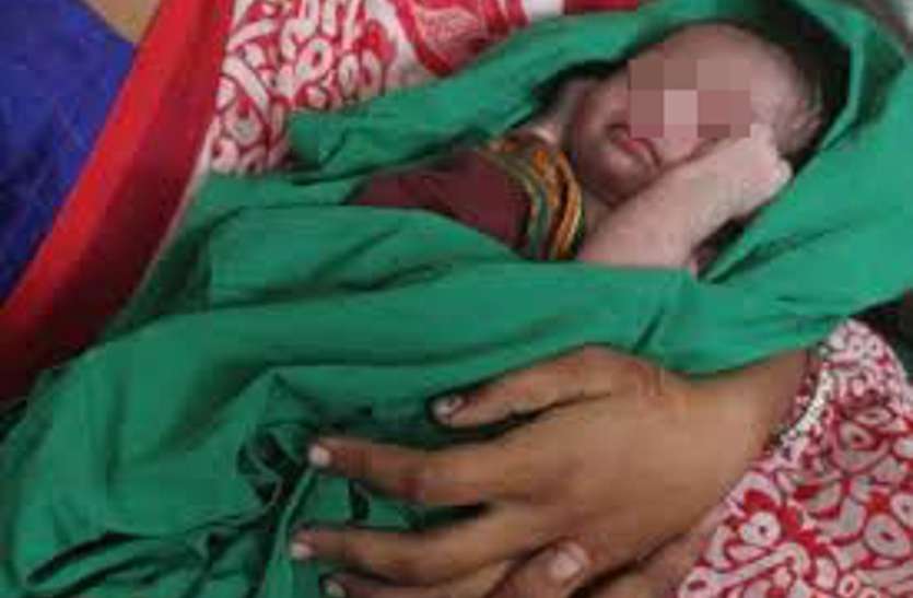 रोने की आवाज सुनकर महिला आंगन में आई तो खाट पर पड़ा था नवजात, दौडक़र बाहर निकली, फिर ये देखा तो... रोने की आवाज सुनकर महिला आंगन में आई तो खाट पर पड़ा था नवजात, दौडक़र बाहर निकली, फिर ये देखा तो...