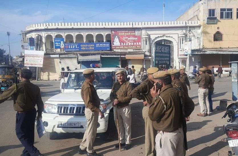 VIDEO: बलात्कार और हत्याओं के विरोध में आज सीकर बंद, 16 स्थानों पर पुलिस जाप्ता मौजूद