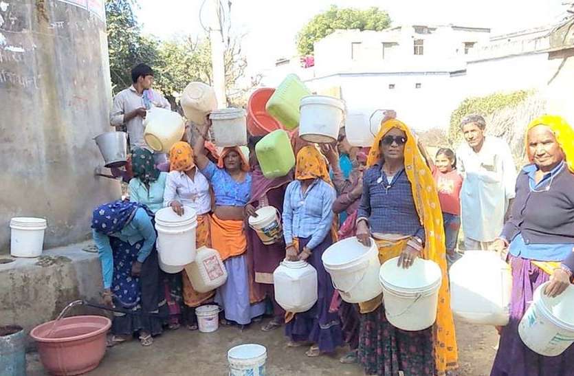 महिलाओं ने सिर पर खाली बर्तन रख किया विरोध प्रदर्शन महिलाओं ने सिर पर खाली बर्तन रख किया विरोध प्रदर्शन