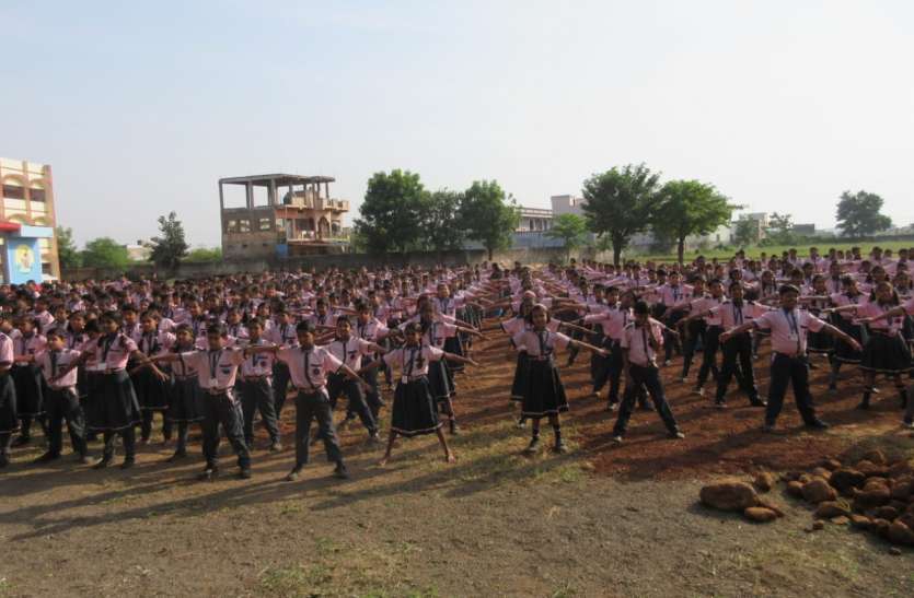 School children across the district did exercise yoga जिलेभर में स्कूली बच्चों ने किया व्यायाम योगाभ्यास, बताए बेहतर स्वास्थ्य के टिप्स