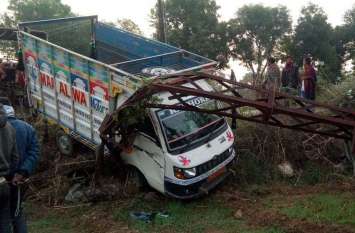 road accident मवेशी बचाने के फेर में टेंपो बिजली के खंभे से भिड़ा