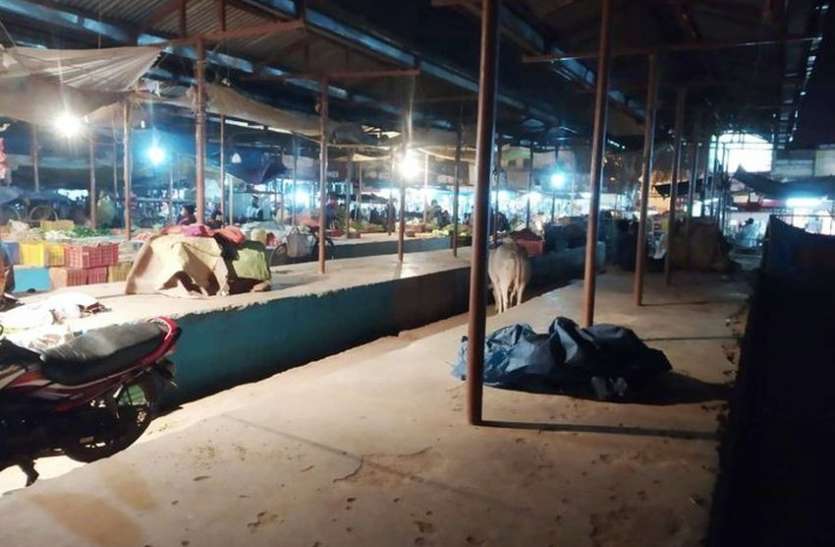 sabji bajar इस शहर के सब्जी कारोबारियों को भा रहा अव्यवस्था के बीच कारोबार