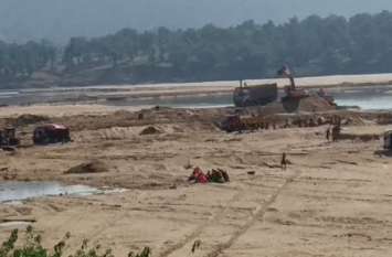Action on a sand quarry, Mehrwani being carried out on the remaining m एक रेत खदान पर दबिश देकर कार्रवाई, शेष खदानों पर बरती जा रही मेहरबानी