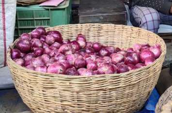 Onion prices reach Rs 120 per kg प्याज के दाम पहुंचे 120 रूपए प्रति किलोग्राम