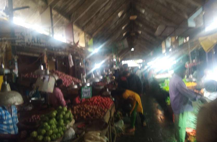 Tamilnadu प्याज की बढ़ती कीमत से खरीददारों में मायूसी Tamilnadu प्याज की बढ़ती कीमत से खरीददारों में मायूसी
