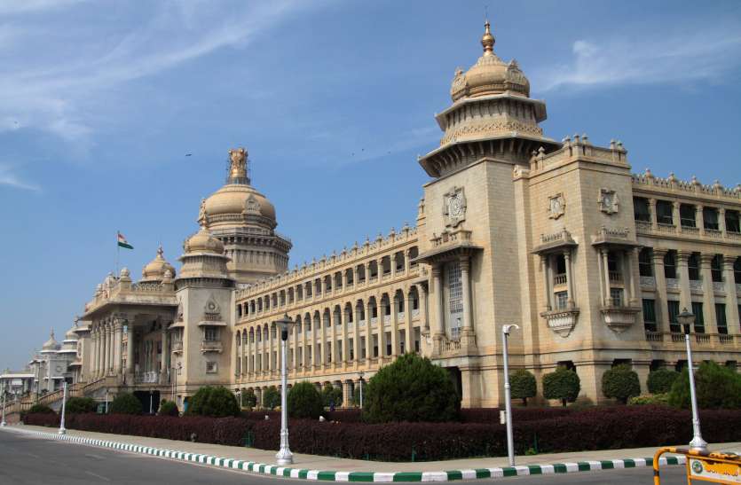 कर्नाटक में मिनी विधानसभा चुनाव आज, तय होगा भाजपा सरकार का भविष्य कर्नाटक में मिनी विधानसभा चुनाव आज, तय होगा भाजपा सरकार का भविष्य