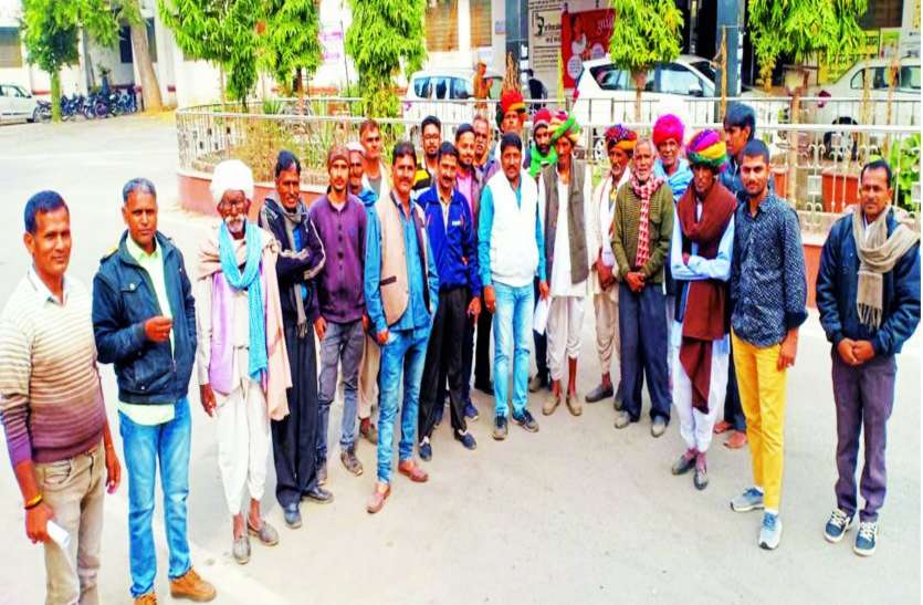 ग्रामीणों को धमका रहे बजरी खननकर्ता ग्रामीणों को धमका रहे बजरी खननकर्ता