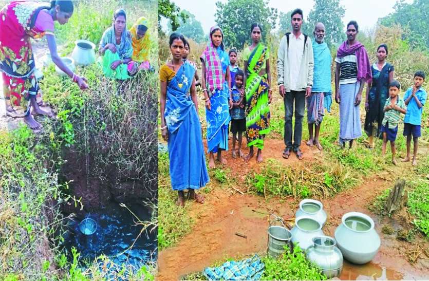 खेतों में झरियानुमा गड्ढा खोदकर गंदा पानी पीने को मजबूर ग्रामीण खेतों में झरियानुमा गड्ढा खोदकर गंदा पानी पीने को मजबूर ग्रामीण