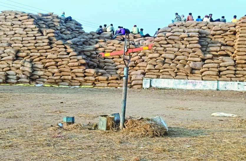 एसडीएम पर गलत रिपोर्ट बनाने का आरोप लगाकर समिति ने धान खरीदी कर दी बंद एसडीएम पर गलत रिपोर्ट बनाने का आरोप लगाकर समिति ने धान खरीदी कर दी बंद