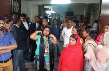Women entered the court to kill the accused हैदराबाद एनकाउंटर के बाद अब बच्ची से बलात्कार के आरोपी को मारने कोर्ट में घुस गईं महिलाएं