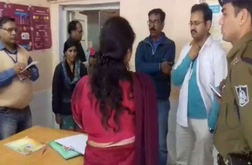 34.jpg अस्पताल पहुंचीं कलेक्टर गुस्से से हुईं लाल, डॉक्टर के 10 और सीडीपीओ का 15 दिन का कटेगा वेतन