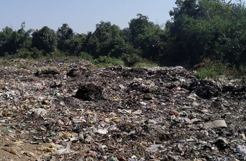 खजरी नाले के समीप फेंका जा रहा है शहर का कचरा खजरी नाले के समीप फेंका जा रहा है शहर का कचरा
