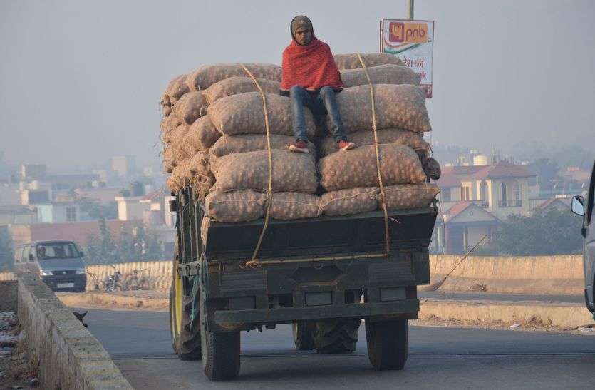 बिचौलियों ने प्याज को किया 'लालÓ, 60 का खरीदकर 100 में बेच रहे माल बिचौलियों ने प्याज को किया 'लालÓ, 60 का खरीदकर 100 में बेच रहे माल