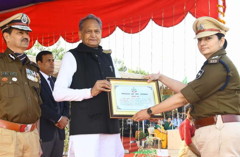 Rajasthan Home Guard Latest News CM Ashok Gehlot in Home Guard Program गृह रक्षा स्थापना दिवस पर बोले CM गहलोत- अपराध नियंत्रण में होमगार्डस की भूमिका महत्त्वपूर्ण