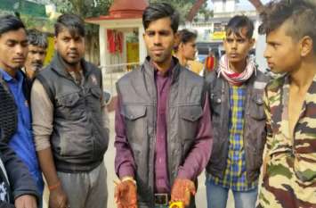 Dalit Groom Carts Stopped Bullies in Firozabad VIDEO: बारात निकलने से पहले दबंगों ने रोकी दलित दूल्हे की गाड़ियां, परिजनों को पीटा