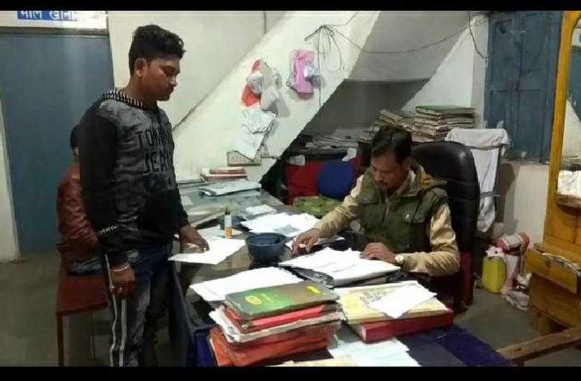 bjp_counciler.jpg इधर नेता जी पार्षद पद के प्रत्याशी बने, उधर वायरल हो गया शराब पीने का वीडियो
