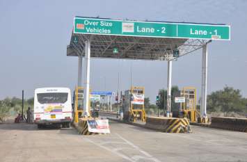 Fastag line empty, line of vehicles on cash lane टोल प्लाजा : फास्टैग की लाइन खाली, कैश लेन पर वाहनों की कतार