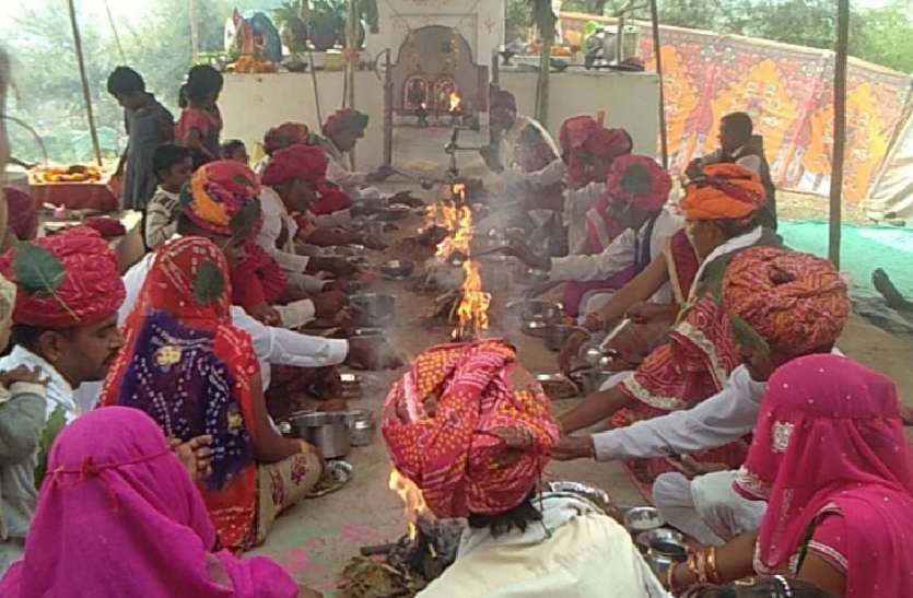 तेजाजी की तिथिबन्धन पूर्णाहुति में हवन कुंड में दी आहुतियां तेजाजी की तिथिबन्धन पूर्णाहुति में हवन कुंड में दी आहुतियां