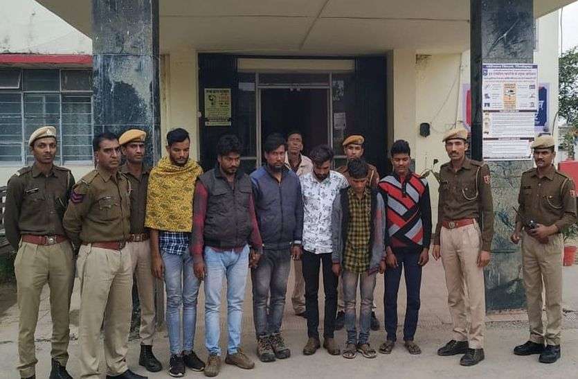 कार में गांजे की तस्करी, छह आरोपी गिरफ्तार, कार व गांजा जब्त कार में गांजे की तस्करी, छह आरोपी गिरफ्तार, कार व गांजा जब्त
