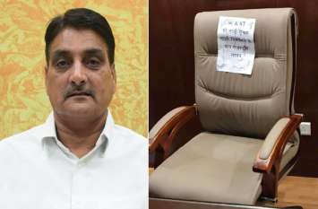 Sikar chairman abused his own party leader Sticker stick on chair सभापति ने अपने ही पार्टी के नेता को निकाली गालियां ! कुर्सी पर चिपकाया पर्चा, मुकदमा दर्ज