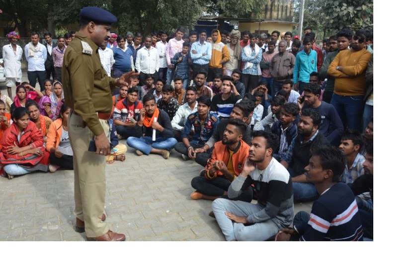 विद्यार्थियों का फूटा रोष, आश्वासन के बाद खोला कॉलेज का ताला विद्यार्थियों का फूटा रोष, आश्वासन के बाद खोला कॉलेज का ताला