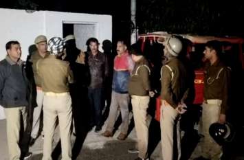 Firozabad SSP housing chamber caught fire एसएसपी आवास के कक्ष में लगी आग, कमरे में रखा सामान जलकर राख, देखें वीडियो