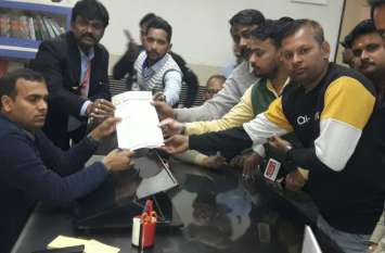 Firozabad Journalists gave memorandum DM named CM for regarding toll VIDEO: टोल पर होने वाली अभद्रता को लेकर पत्रकारों ने मुख्यमंत्री के नाम डीएम को दिया ज्ञापन