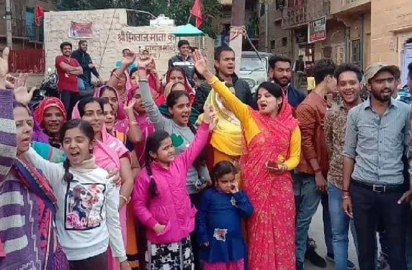 jaialmer पटाखे छोड़े, मिठाइयां बांटी और जयकारे भी लगाए