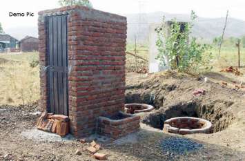Timely toilet construction Instructions to pay amount शौचालय निर्माण राशि समय पर भुगतान करने के निर्देश