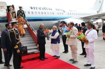 President Ramnath Kovind Reached At Udaipur Airport, kalraj mishra राष्ट्रपति रामनाथ कोविंद सेना के विशेष विमान से पहुंचे उदयपुर, आबू रोड के लिए हुए रवाना
