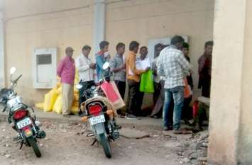 black marketing urea यहां का यूरिया, अन्य जिलों के किसानों को नगद में दे दिया