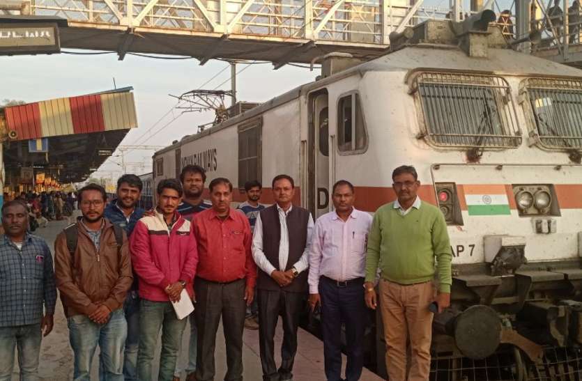 Electric engine, running at 100 speed on the Rewa-Satna rail route, winning trial रीवा-सतना रेल मार्ग पर 100 की स्पीड में दौडय़ा इलेक्ट्रिक इंजन, सफल रहा ट्रायल