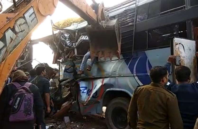 Orgy of Death: A high-speed bus entered from a parked truck Accident : इस हाइवे पर मौत का तांडव : खड़ी ट्रक से घुसी तेज रफ्तार बस, 9 यात्रियों की मौत