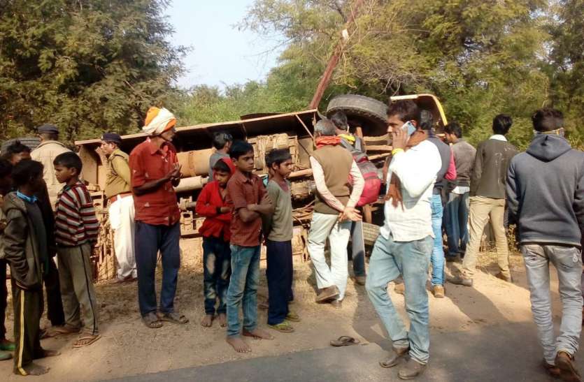 Passenger bus coming straight from Kusami overturned uncontrolled, 40,Passenger bus coming straight from Kusami overturned uncontrolled, 40 कुसमी से सीधी आ रही यात्री बस अनियंत्रित होकर पलटी, 40 यात्री घायल, 6 गंभीर