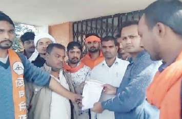 Shiv Sena protests against throwing garbage in the city near ITI Colle शिवसेना ने नगर का कचरा आईटीआई कॉलेज के पास फेंकने का विरोध कर कालेज में की तालाबंदी