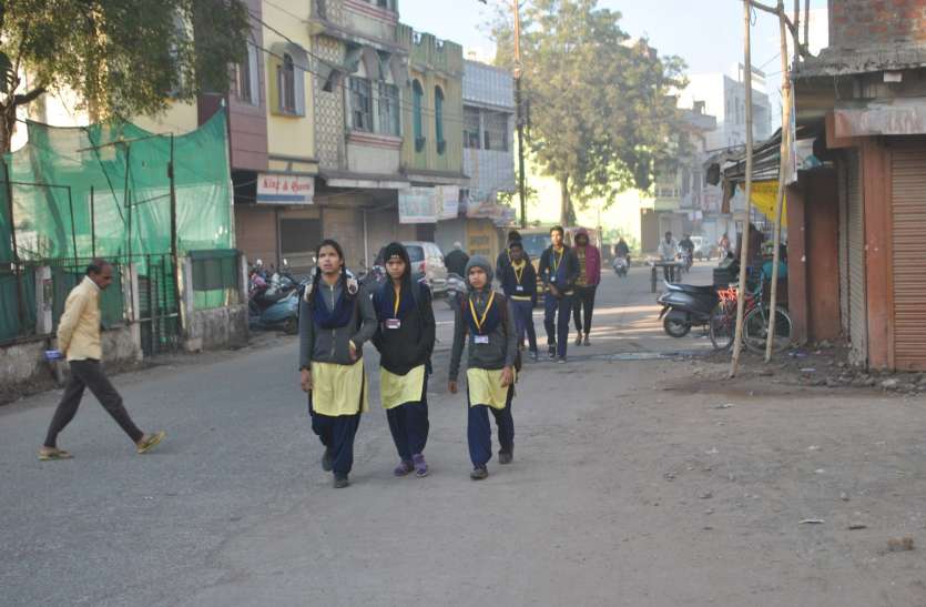 तापमान पारे में डेढ़ डिग्री की गिरावट आने से सर्दी ने ठिठुराया