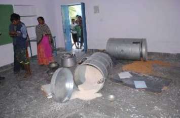 Thieves stole children's ration बच्चों का राशन तक चुरा ले गए चोर