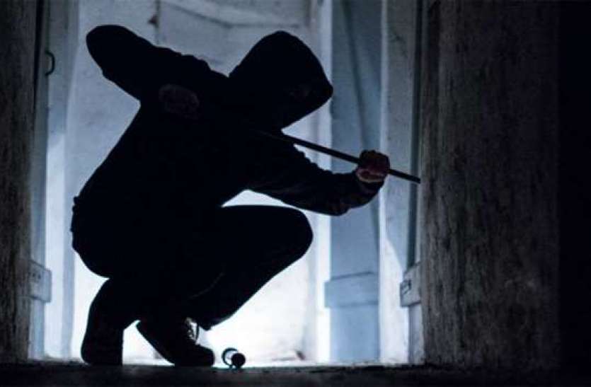 thief.jpg नया—नया ज्वैलरी शोरुम खुला, तीसरी मंजिल से घुस गए चोर, इतना सामान और कैश ले गए