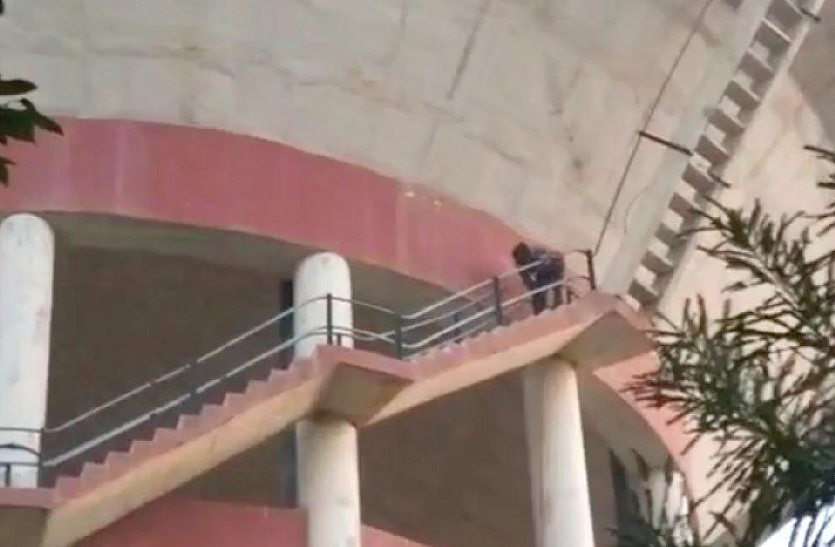 Jaipur News तीन दिन से खाना नहीं मिला, तो पत्थर लेकर युवक पानी की टंकी पर चढ़ बया, गार्ड का फोडा सिर