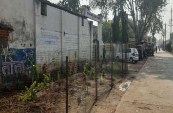 Vehicles and junk removed from the entrance of Chhatrasal College छत्रसाल कॉलेज के प्रवेश द्वार से हटे वाहन और कबाड़