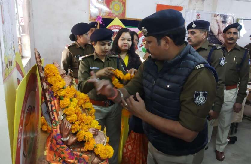 sp वीडियों में देखें एसपी ने छात्राओं से क्यों कहा- डरें नहीं डटकर करें मुकाबला, सुरक्षा के लिए आपकी पुलिस मुस्तैद