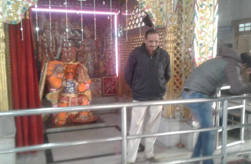 जौरासी मंदिर में हनुमानजी की प्रतिमा से मुकट, हार, कुंडल चोरी The priest kept sleeping in the temple, the thief took away the cash ornaments, news in hindi, mp news, dabra news मंदिर में पुजारी सोते रहे, चोर ले गए नगदी गहने