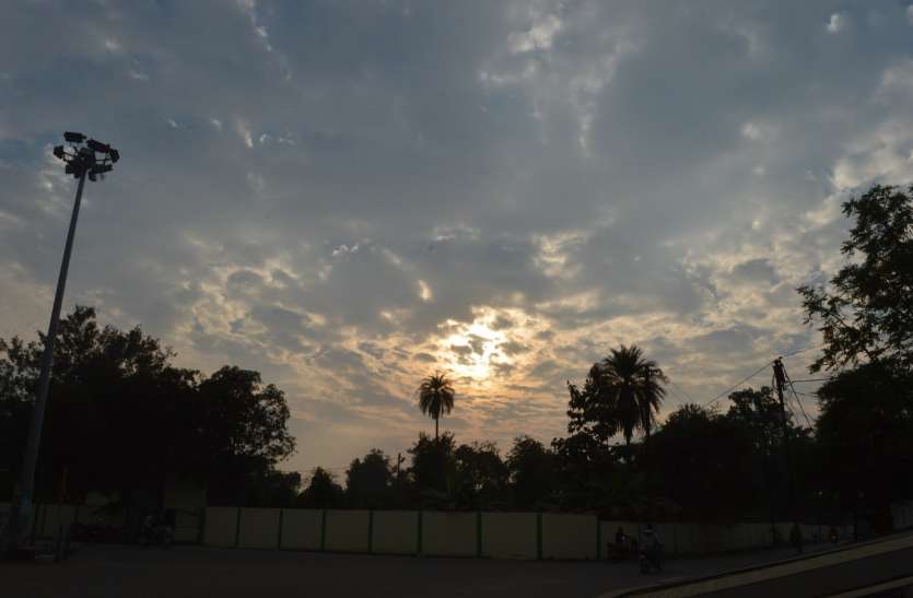 The cold winds running among the sun's hide and seek सूरज की लुका-छिपी के बीच चल रहीं सर्द हवाएं